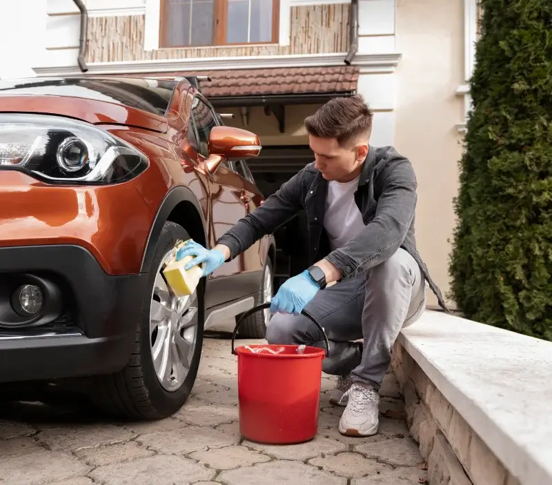 Lavage auto à domicile Neuilly-en-Dun : professionnel intervenant sur un véhicule